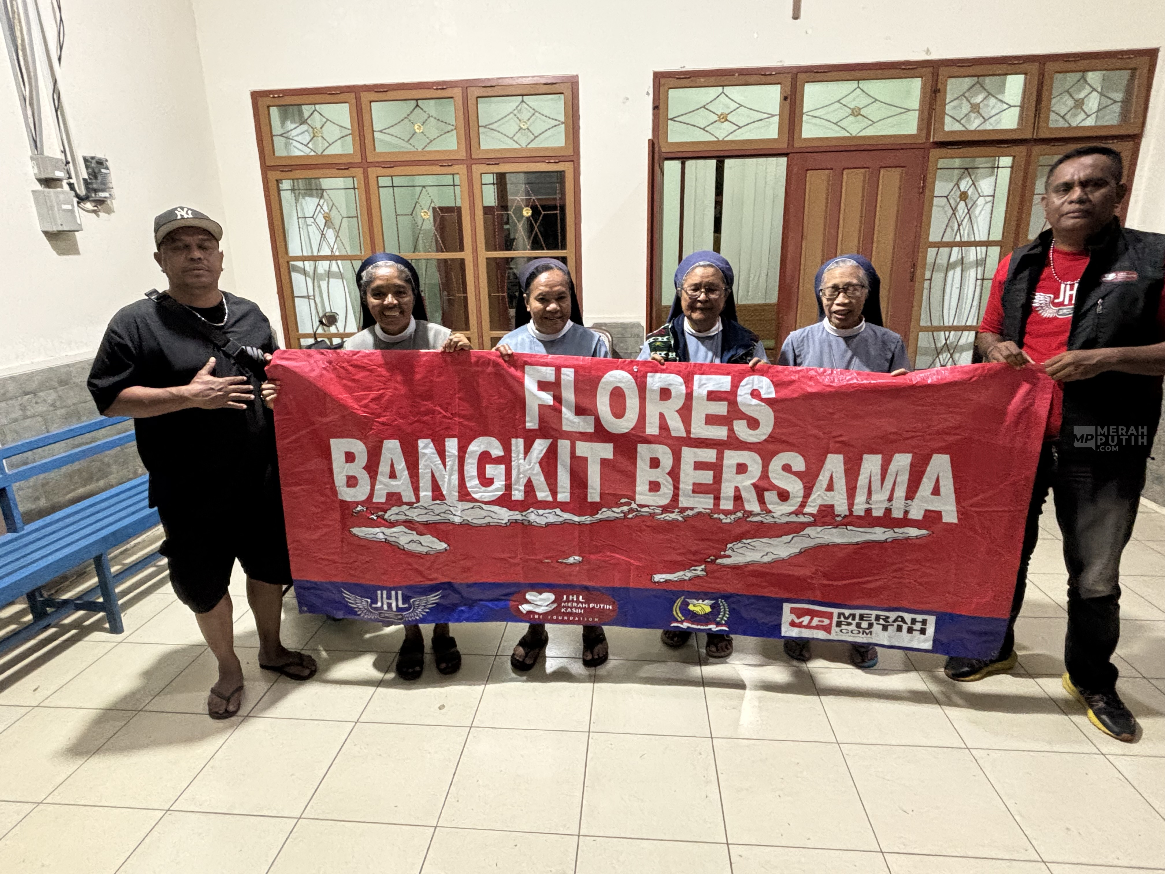 Puluhan Paket Bantuan JHL Foundation Jadi Berkat untuk Suster Lansia Korban Gempa di Sikka
