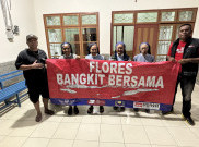 Puluhan Paket Bantuan JHL Foundation Jadi Berkat untuk Suster Lansia Korban Gempa di Sikka