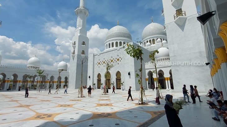Atap Bocor, Pembukaan Masjid Sheikh Zayed Solo untuk Umum Molor