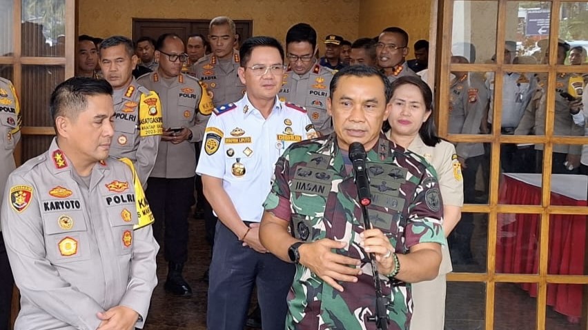Kodam Jaya Bersihkan Sisa Material Ledakan di Gudang Peluru