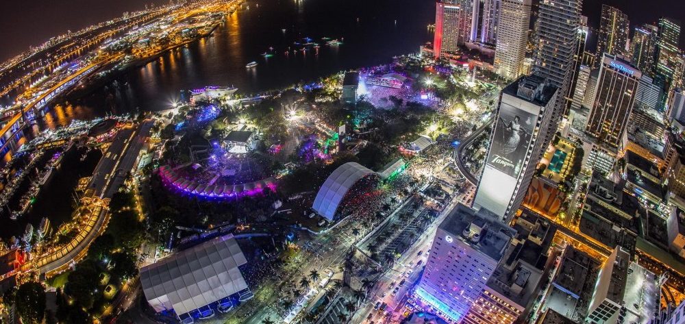 Ultra Music Festival merupakan festival musik yang diadakan di pinggir laguna, Miami, Forida. (Foto: thissongslaps.com)