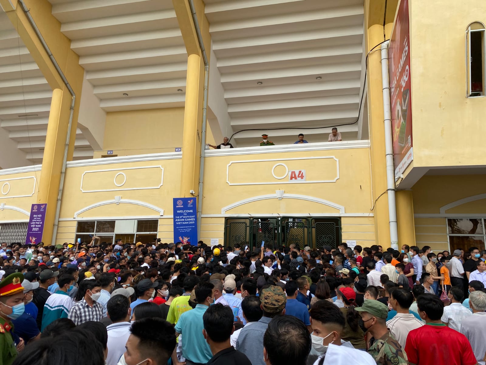 Antusiasme suporter Vietnam menyaksikan laga Indonesia U-23 Vs Thailand U-23 di Stadion Thien Truong, Nam Dinh, Kamis (19/5). Foto: MP Media/Taufik Hidayat