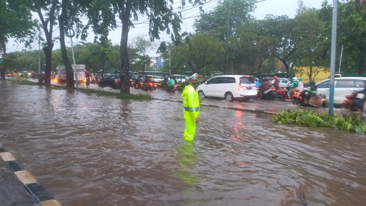 Banjir di Jl Letjen Suprapto, Jakarta. (Foto: Twitter @TMCPoldaMetro)