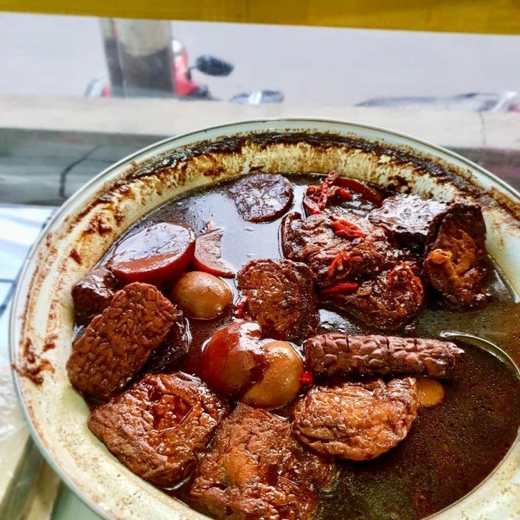 Tempe semur. instagram.com/nasi_uduk_betawi_rukun)
