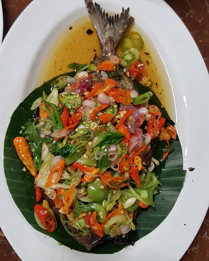   Sambal dabu-sabu disajikan dengan ikan. (Foto: instagram.com/artitahdiva)