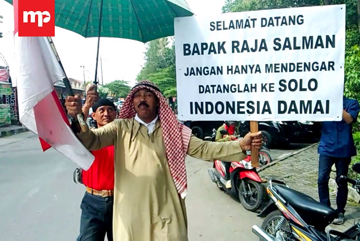 Apresiasi Kedatangan Raja Arab, Kopral Bagyo Berdandan ala Raja Salman Keliling Manahan