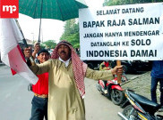 Apresiasi Kedatangan Raja Arab, Kopral Bagyo Berdandan ala Raja Salman Keliling Manahan