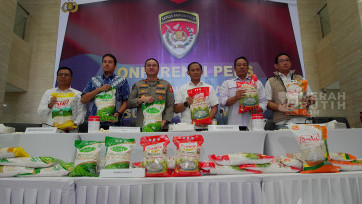 Satgas Pangan Polri Ungkap Tiga Tersangka Kasus Beras Oplosan di Jakarta