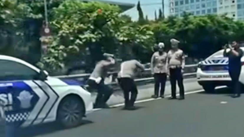 2 Polisi Dihukum Jump Squat Karena Telat Amankan Kepulangan Perdana Menteri Malaysia
