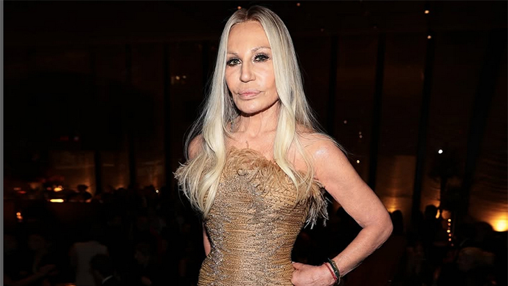 Setelah 28 Tahun, Donatella Versace Turun dari Jabatan Chief Creative Officer, Menyerahkan Tanggung Jawab ke Pihak di Luar Keluarga