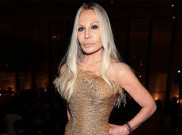 Setelah 28 Tahun, Donatella Versace Turun dari Jabatan Chief Creative Officer, Menyerahkan Tanggung Jawab ke Pihak di Luar Keluarga