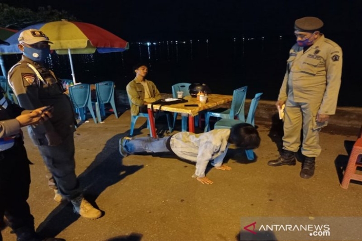 Dokumentasi - Seorang pria di Kota Kendari diberi sanksi push up, oleh tim operasi yustisi Kota Kendari akibat tidak menggunakan masker. (ANTARA/Harianto)