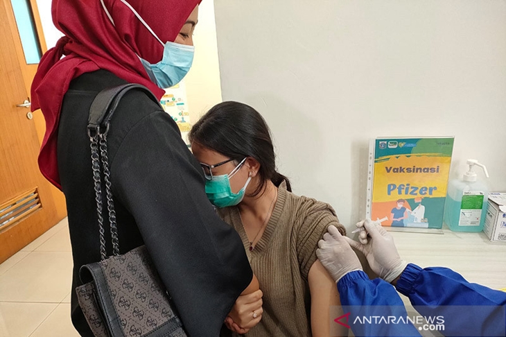 Salah satu warga menerima suntikan vaksin COVID-19 jenis Pfizer di Puskesmas Kecamatan Johar Baru, Jakarta Pusat, Rabu (25/8/2021). ANTARA/Mentari Dwi Gayati/am.