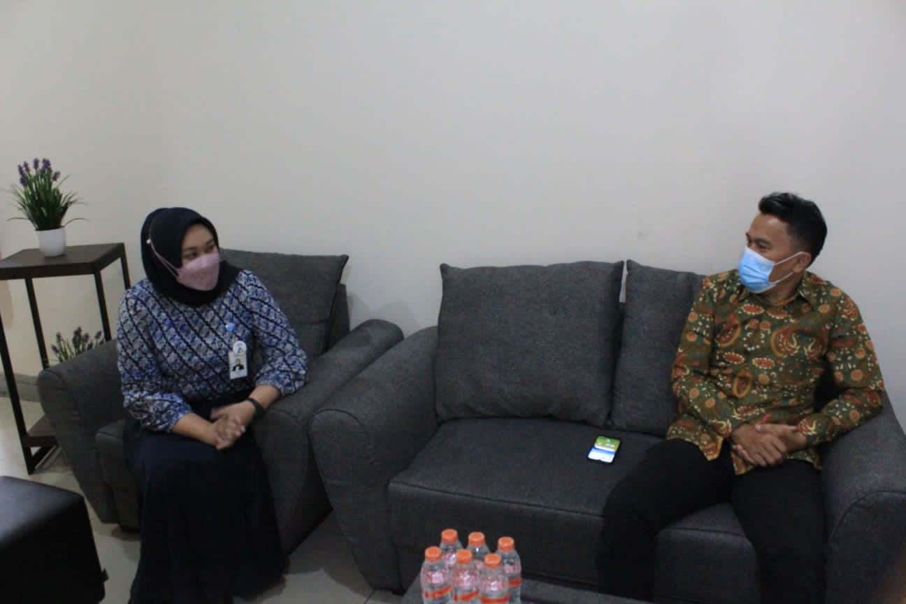 Anggota Komisi III DPRD Provinsi Jawa Barat, Deden Galuh saat melaksanakan kunjungan kerja ke Bank BJB CP Cisangkan di Kota Cimahi dalam rangka evaluasi kinerja mitra kerja komisi sampai dengan Triwulan II Tahun 2021. Senin (30/8).