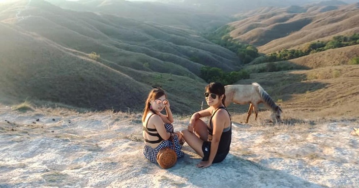 Pengunjung berfoto dengan latar Perbukitan Warinding. (Foto: instagram.com/ocha_zhen)
