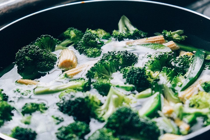 Makan malam bisa tetap konsumsi makanan orang dewasan. (Foto: Pixabay/Pexels)