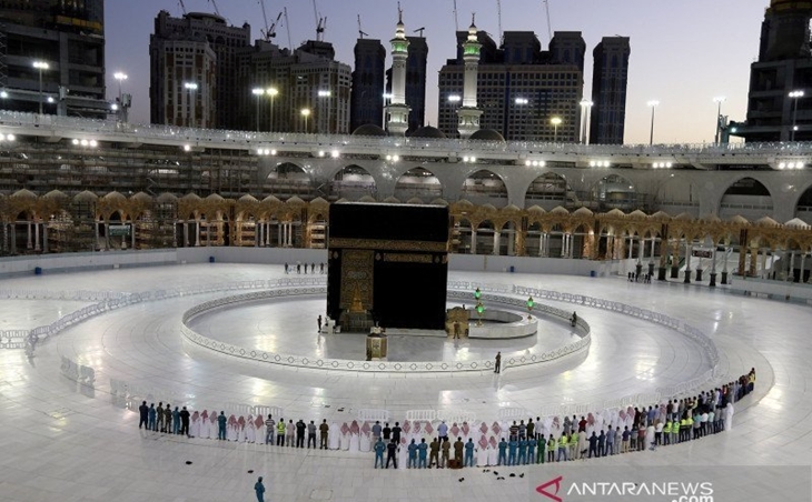 Ilustrasi - Jamaah menunaikan sholat Tarawih di Masjidil Haram, Mekah, Arab Saudi, di tengah merebaknya wabah COVID-19, Jumat (24/4/2020). (ANTARA FOTO/REUTERS/Yasser Bakhsh/pras.)
