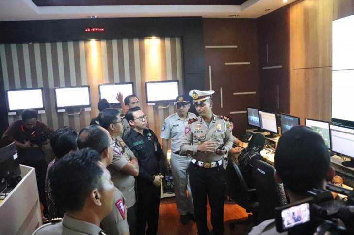 Kakorlantas Polri Irjen Istiono (ketiga kanan) mendengarkan penjelasan Kasat Lantas Polres Tulungagung AKP Aristianto di ruang kendali PSC RSUD dr Iskak, Tulungagung, Selasa (10/12/2019) ANTARA/HO)