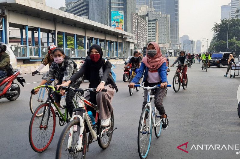 Sejumlah warga bersepeda di jalan Sudirman, Jakarta Pusat pada Minggu (28/6/2020) (ANTARA/Laily Rahmawaty)