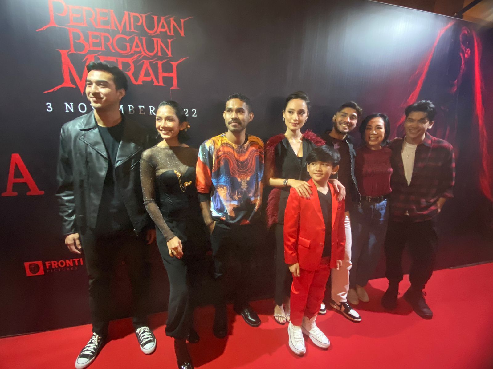 perempuan bergaun merah