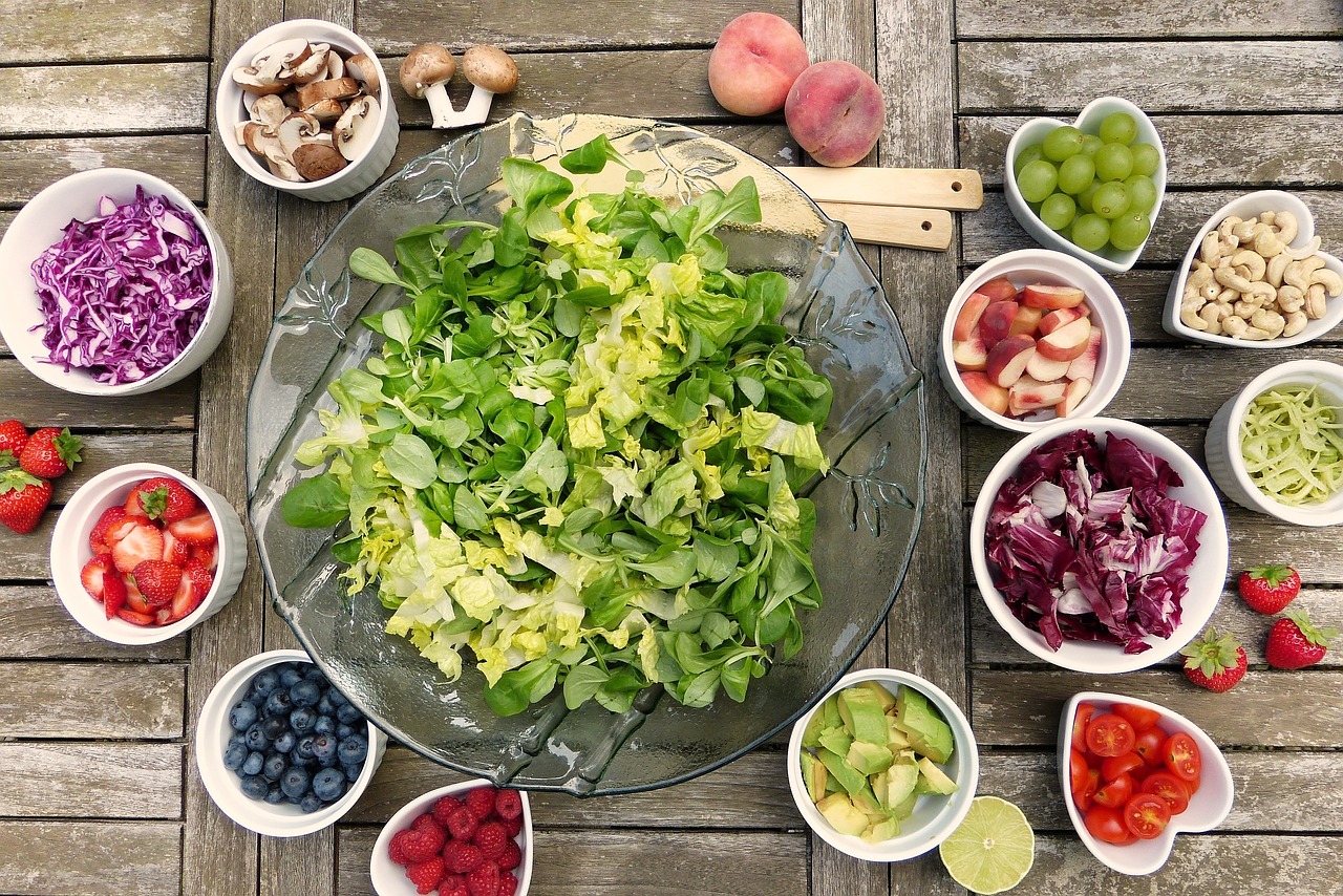 Makan sayuran (Foto: Pixabay/silviarita)