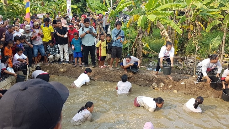 Cara Unik Ratusan Emak-Emak Deklarasikan Dukung Jokowi-Ma'ruf