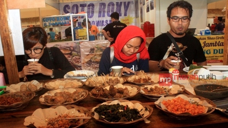 Ketika Semua Kasta Menyatu dalam Obrolan Santai di Angkringan