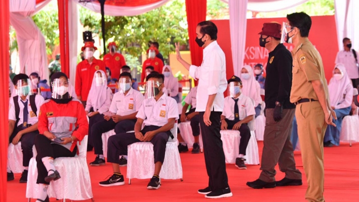 Presiden Jokowi saat meninjau vaksinasi COVID-19 bagi pelajar di di SMPN 3 Mejayan, Kabupaten Madiun, Jawa Timur, Kamis (19/8) (BIN)