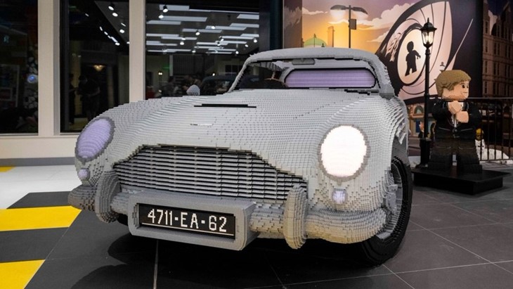 Lego Buat Replika Skala 1:1 Aston Martin DB5