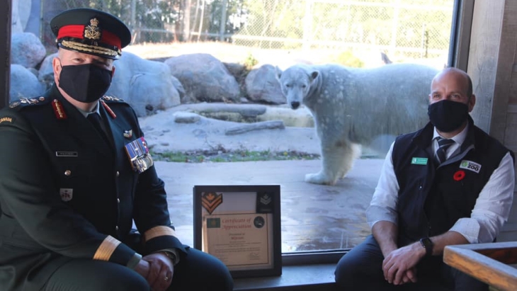 Beruang Kutub di Toronto Zoo Kanada ini Naik Pangkat Jadi Kopral Master
