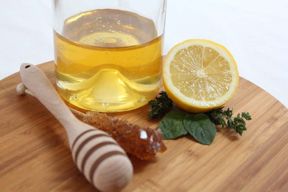 Lemon dan madu menjadi salah satu solusinya (Sumber: Pixabay/onefox)