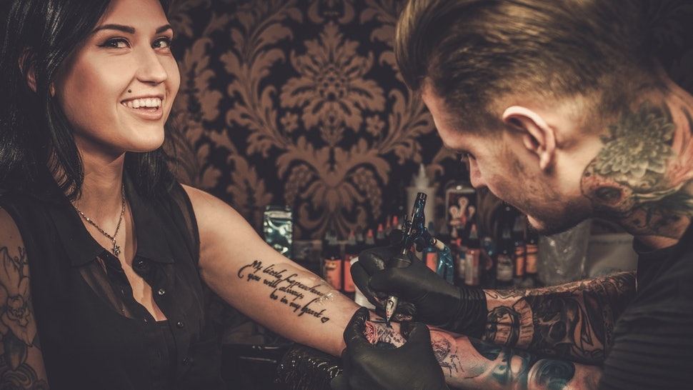 Jangan asal pilih gambar untuk di tato ya! (Foto Bustle)
