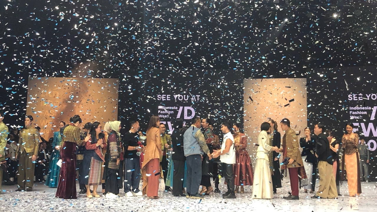 BTN Indonesia Fashion Week 2026 Ditutup Meriah, Ulos Simetria Tegaskan Wastra Nusantara Mendunia