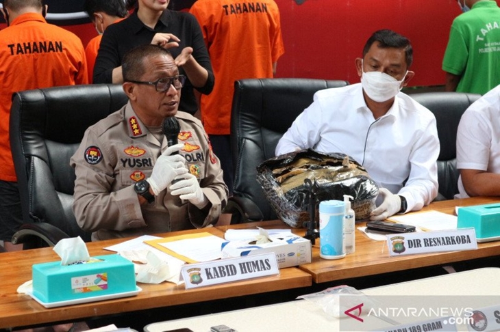 Kabid Humas Polda Metro Jaya Kombes Pol Yusri Yunus (kiri) dan Direktur Reserse Nakorba Polda Metro Jaya Kombes Pol Mukti Juharsa perlihatkan barang bukti sabu-sabu dalam ekpos kasus penangkapan pengedar narkotika di Polda Metro Jaya, Senin (19/4/2021). ANTARA/Fianda Sjofjan Rassat