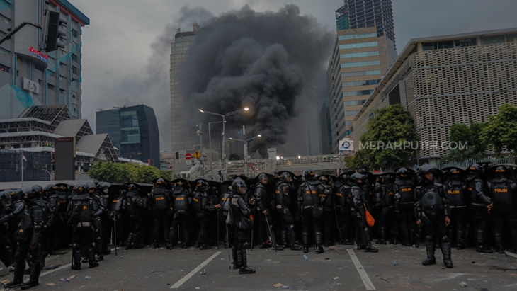 Polisi berjaga saat demo menolak UU Cipta Kerja di Jakarta, Kamis (9/10), (Foto: MP/Rizki Fitrianto)