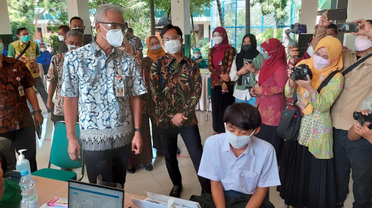 Satgas COVID-19 Solo melakukan tes swab antigen secara acak di lokasi kerumunan kawasan Alun-alun Kidul Keraton Surakarta, Jawa Tengah. (MP/Ismail)