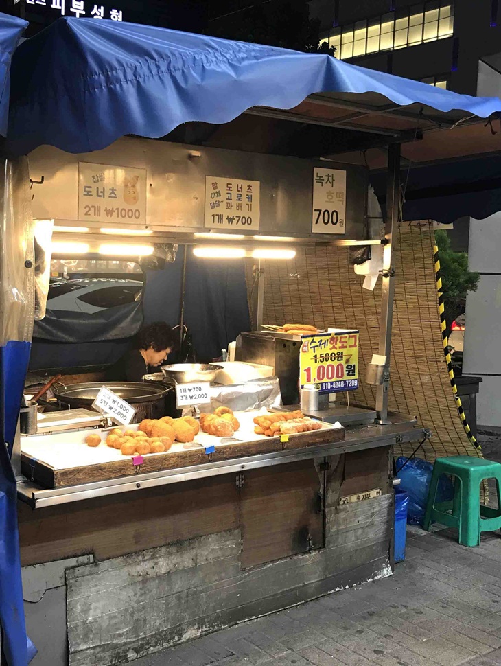 Kios donat goreng tradisional di Yeongdeungpo