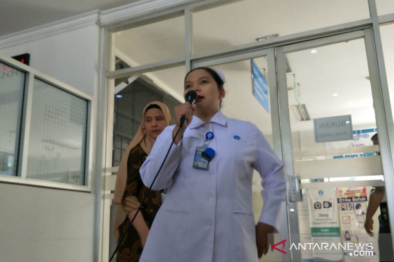 Perawat pasien COVID-19 Wita Tamala memberikan keterangan kepada wartawan terkait penanganan pasien di RSUP Persahabatan, Jakarta Timur. (ANTARA/Andi Firdaus)