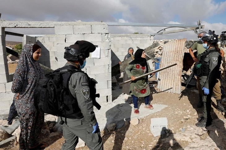 Ilustrasi - Seorang perempuan Palestina berargumen dengan polisi perbatasan Israel yang tiba untuk menghentikannya membangun rumah di desa Susya, Tepi Barat, Selasa (11/8/2020). ANTARA FOTO/REUTERS/Mussa Qawasma/aww/cfo (REUTERS/MUSSA ISSA QAWASMA)