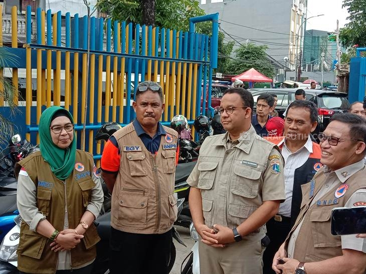 Gubernur Anies Baswedan (tengah) saat meninjau lokasi banjir. (Foto: MP/Asropih)