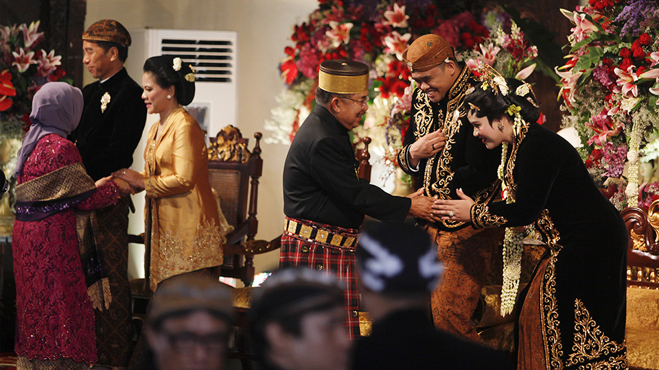 Wakil Presiden Jusuf Kalla (ketiga kanan) didampingi istrinya Mufidah Kalla (kiri) menghadiri pernikahan putri Presiden Joko Widodo, Kahiyang Ayu (kanan) dengan Bobby Nasution (kedua kanan) (ketiga kiri) disaksikan Presiden Joko Widodo (kedua kiri) dan Ibu Negara (Iriana Joko Widodo (ketiga kiri) di Gedung Graha Saba, Sumber, Solo. Wapres Jusuf Kalla juga menjadi saksi pernikahan kedua mempelai. ANTARA FOTO/Maulana Surya