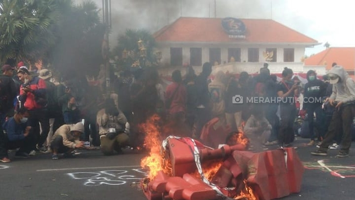 Demo Berujung Bentrok, Grahadi Surabaya Diserang Mahasiswa dari Berbagai Arah
