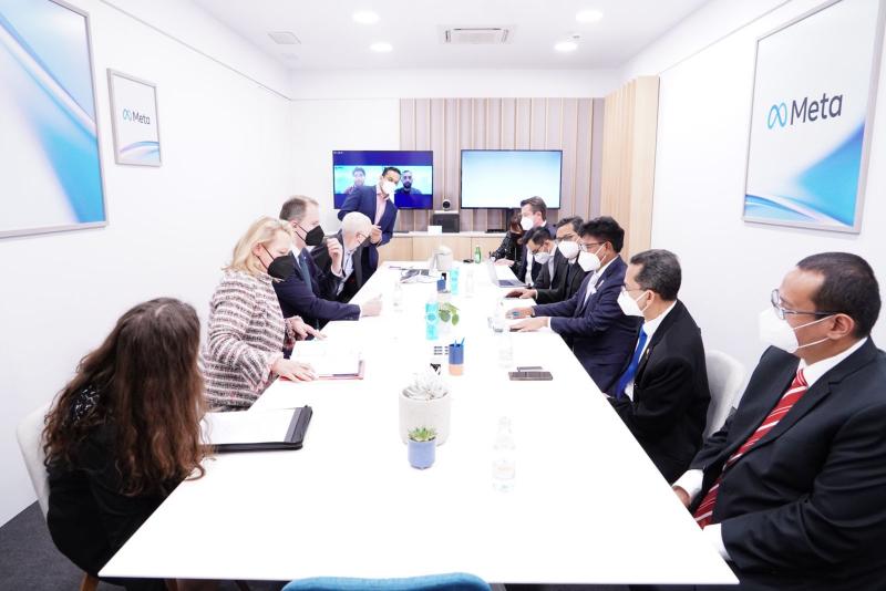 Menkominfo Johnny G. Plate saat bertemu dengan perwakilan USAID, Telecom Infra Project (TIP) dan Meta Connectivity dalam rangkaian acara Mobile World Congress(MWC) 2022, Barcelona Spanyol, Selasa (1/3). Foto: Kominfo/Berto