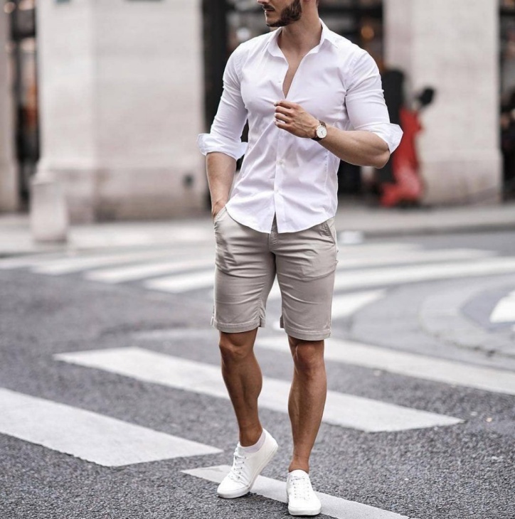 Kemeja putih + chino. (Foto Urbanmenoutfits)
