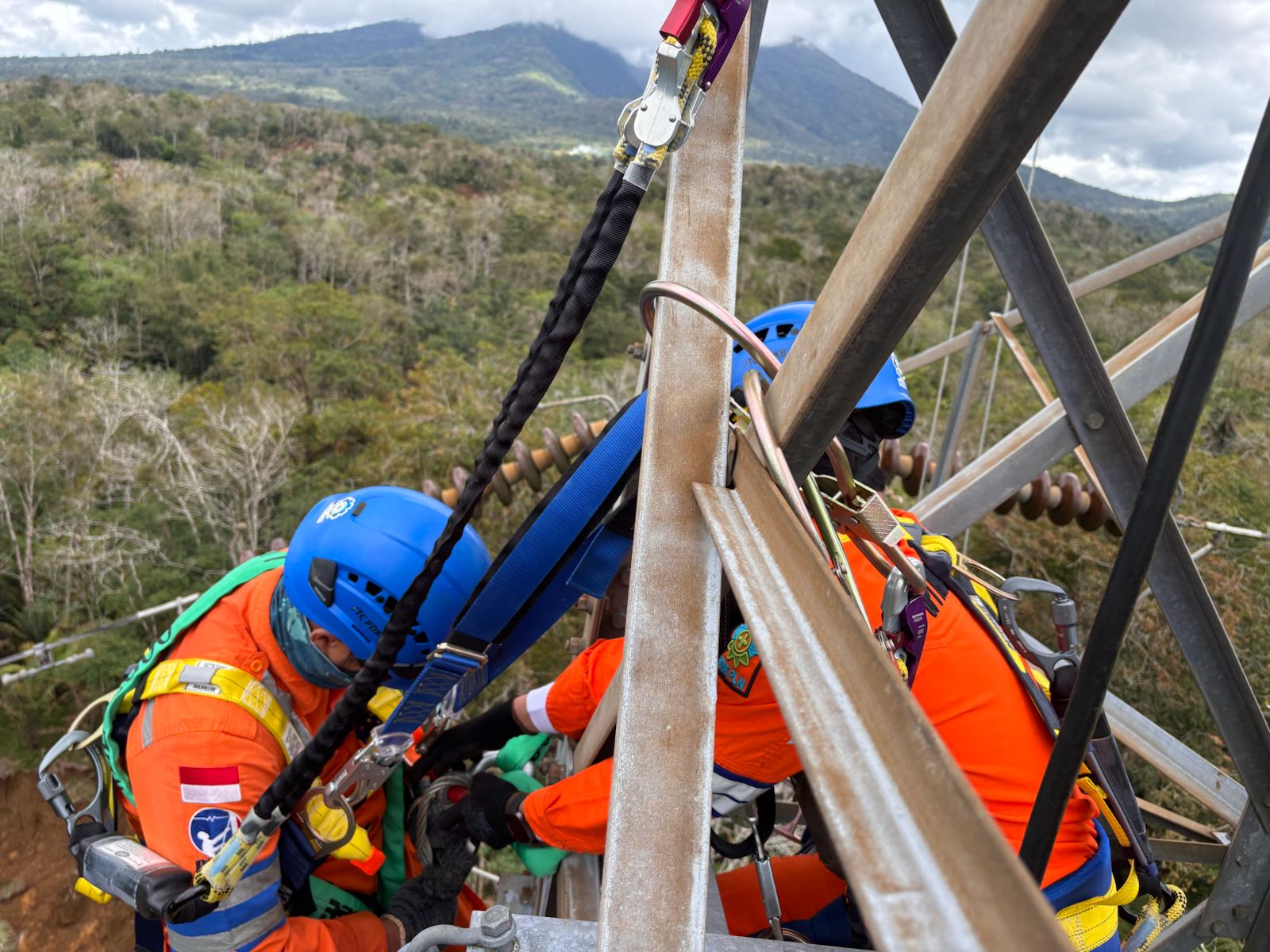 PLN Bergerak Terangi Aceh setelah Padam akibat Banjir dan Longsor