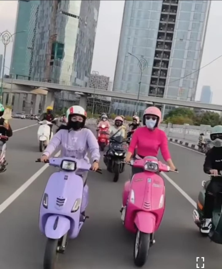 Iri Bilang Bos! Ini Gaya Tongkrongan 'Dedek-Dedek' Vespa Matic
