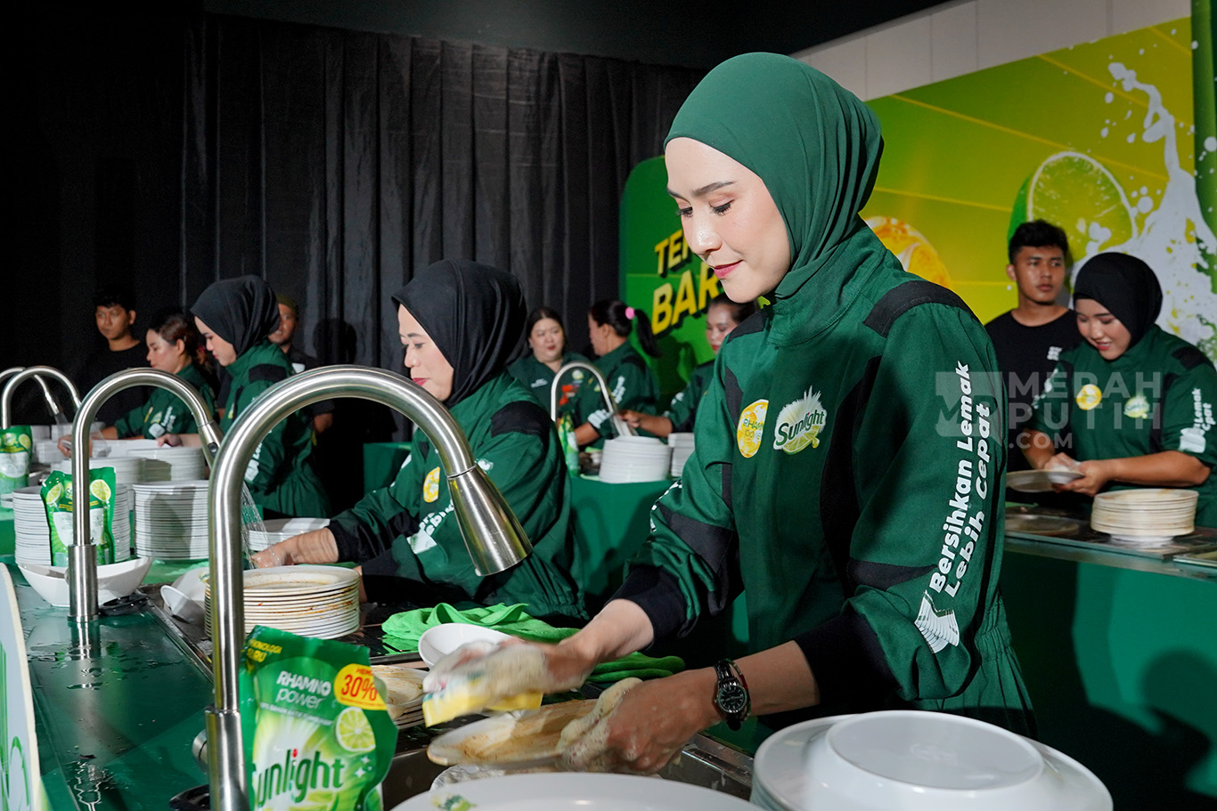 Meriahkan Hari Kartini Aksi Para Ibu Adu Cepat Cuci Piring Secepat Kereta Whoosh