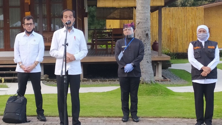 Presiden Joko Widodo (dua dari kiri) di Vila Pantai So Long di Banyuwangi, Jawa Timur. (Antara/Indra Arief Pribadi)
