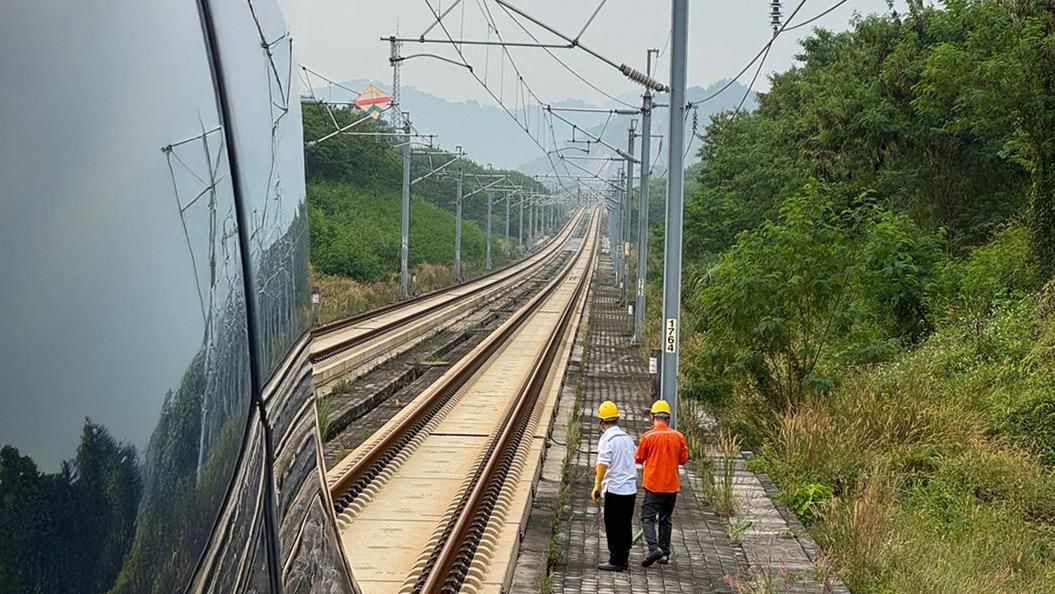 Efek Liburan Sekolah, Perjalanan Kereta Cepat Jakarta - Bandung Terhambat karena Gangguan Layang - Layang di Kabel