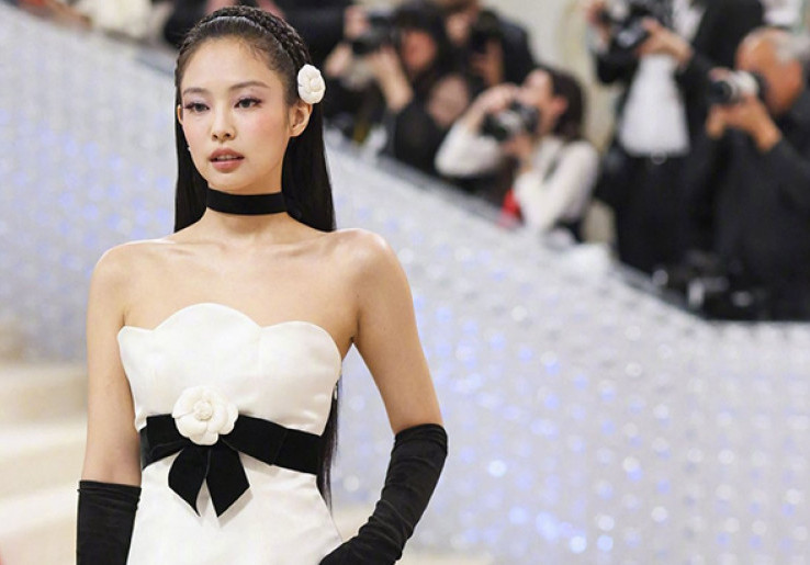Tampil di Met Gala 2023, Jennie BLACKPINK Pakai Gaun Koleksi Chanel 1990